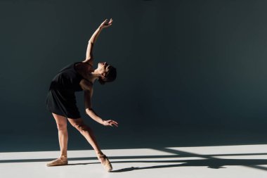 siyah elbise ve pointe yerinde dans çekici balerin