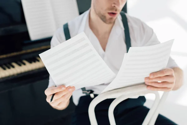 Επιλεκτική Εστίαση Του Άνδρα Κρατάει Μουσική Βιβλίο Φύλλα — Φωτογραφία Αρχείου
