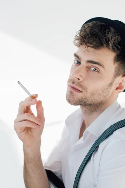 Homem Bonito Segurando Cigarro Olhando Para Câmera — Fotografia de Stock