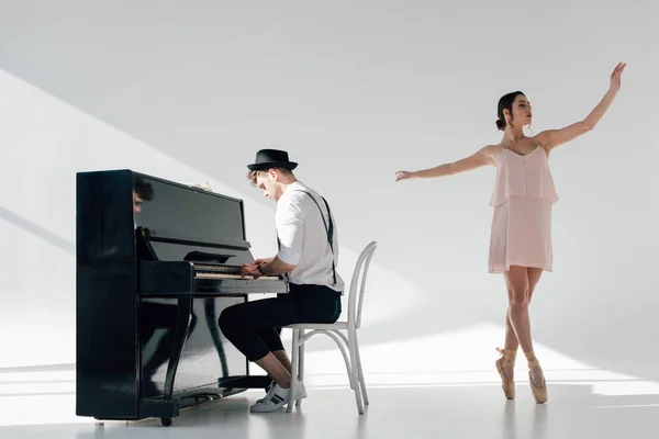 Músico Tocando Piano Dançando Graciosa Bailarina — Fotografia de Stock