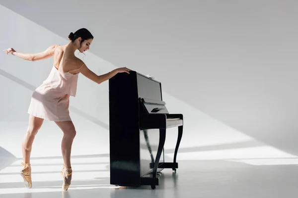 Beautiful Young Ballerina Dancing Sunlight Black Piano — Stock Photo, Image