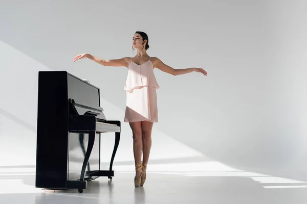 Joven Bailarina Atractiva Bailando Cerca Piano Negro — Foto de Stock