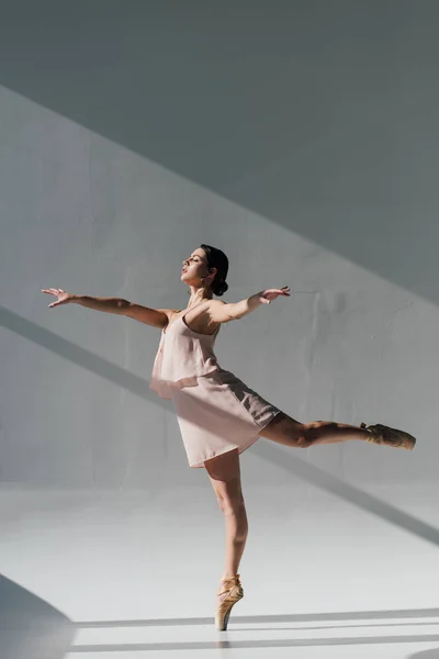 Unga Ballerina Dans Rosa Klänning Och Pointe Skor — Stockfoto