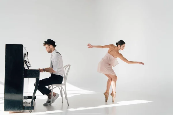 Bela Bailarina Vestido Rosa Dançando Enquanto Bonito Pianista Tocando Piano — Fotografia de Stock