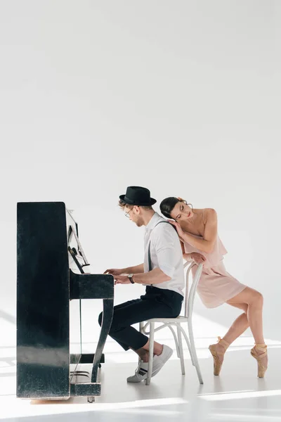 Mooie Jonge Ballerina Leunend Pianist Zittend Bij Piano — Stockfoto