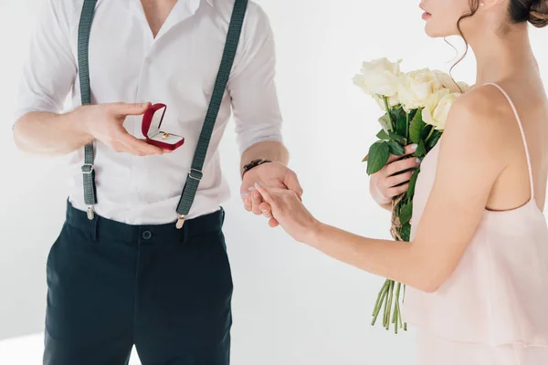 Обрізаний Вид Чоловіка Який Робить Шлюбну Пропозицію Дівчині Букетом Троянд — стокове фото