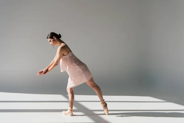 Sierlijke Jonge Ballerina Roze Jurk Pointe Schoenen Dansen Zonlicht — Stockfoto