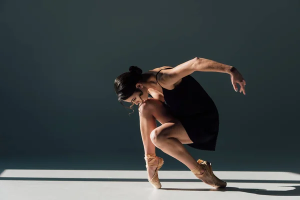 Elegante Bela Bailarina Vestido Preto Dançando Luz Sol — Fotografia de Stock