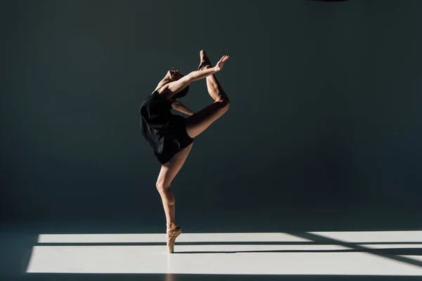 Hermosa Bailarina Joven Bailando Luz Del Sol — Foto de Stock