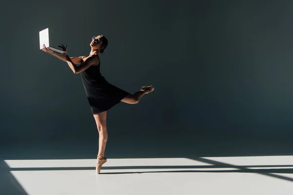 Junge Ballerina Schwarzem Kleid Und Brille Tanzt Mit Laptop — Stockfoto