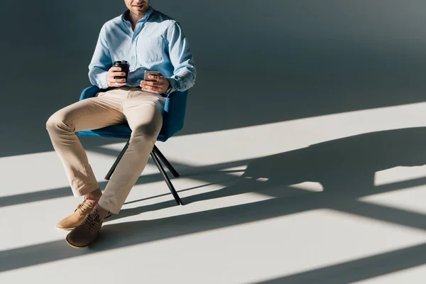 Частичный Вид Человека Смартфоном Бумажной Чашкой Сидящего Стуле — стоковое фото