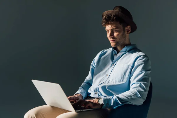 Lächelnder Mann Blauem Hemd Und Braunem Hut Sitzt Mit Laptop — Stockfoto