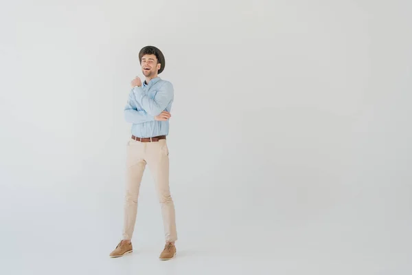 Bonito Sorrindo Homem Camisa Azul Jeans Bege Isolado Cinza — Fotografia de Stock