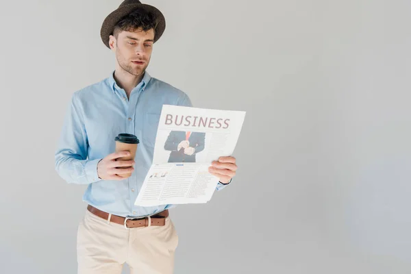 Hombre Guapo Leyendo Periódico Negocios Sosteniendo Taza Papel Aislado Gris — Foto de Stock