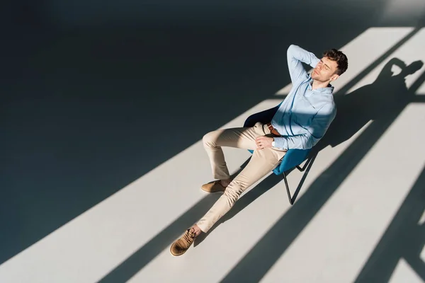 Schöner Mann Der Sessel Sonnenlicht Ruht — Stockfoto