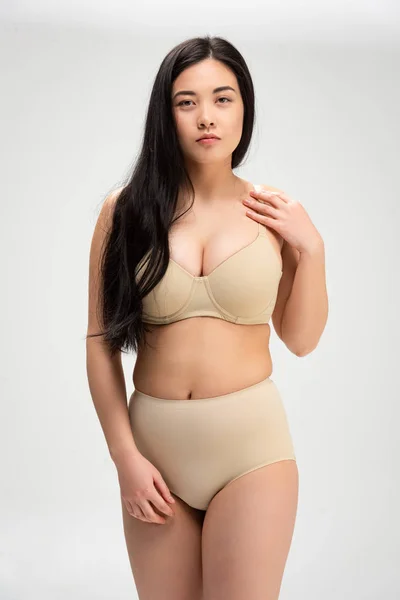 Ganska Överviktig Kvinna Underkläder Tittar Kameran Isolerad Grå Kroppen Positivitet — Stockfoto