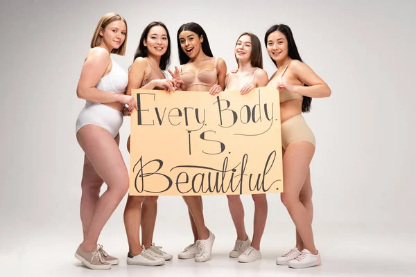 Five Cheerful Multiethnic Girls Holding Placard Every Body Beautiful Lettering — Stock Photo, Image