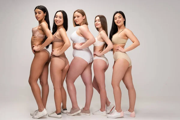 Cinco Jovens Mulheres Multiétnicas Lingerie Posando Com Mãos Nos Quadris — Fotografia de Stock