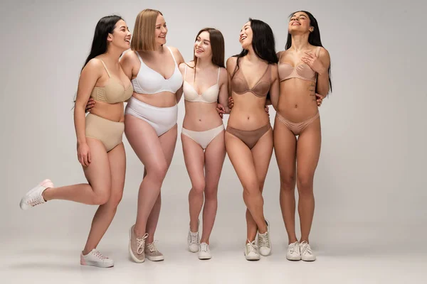 Cinco Mulheres Jovens Multiculturais Alegres Lingerie Abraçando Enquanto Posando Câmera — Fotografia de Stock