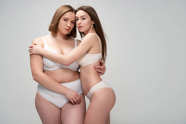 Nadenkend Overgewicht Meisje Slim Meisje Knuffelen Terwijl Poseren Bij Camera — Stockfoto