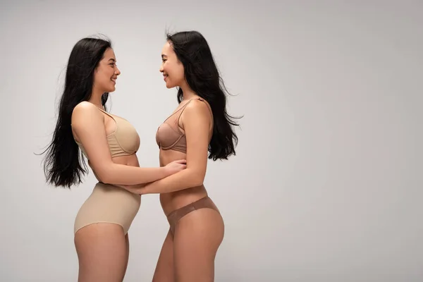 Två Ganska Multietniskt Unga Kvinnor Underkläder Tittar Varandra Isolerade Grå — Stockfoto