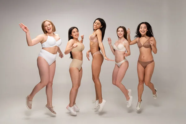 Cinco Chicas Muy Multiculturales Lencería Divirtiéndose Saltando Concepto Positividad Corporal — Foto de Stock