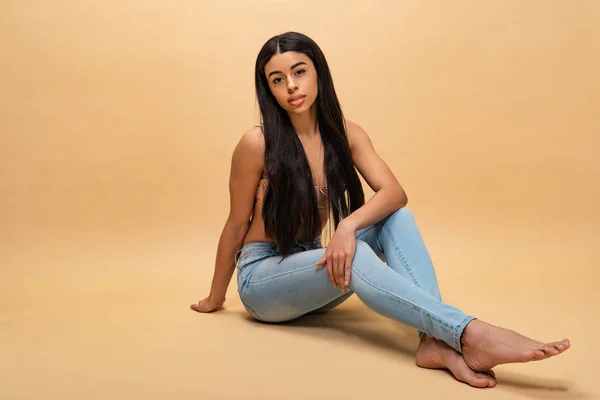 Pretty African American Woman Sitting Looking Camera — Stock Photo, Image