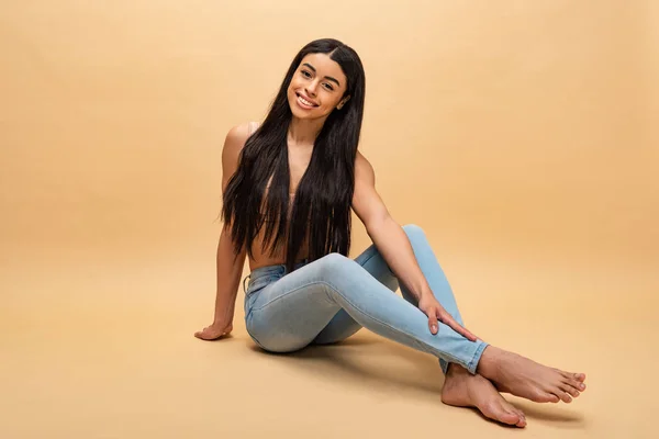 Sorridente Afro Americano Mulher Sentada Com Pernas Cruzadas Olhando Para — Fotografia de Stock