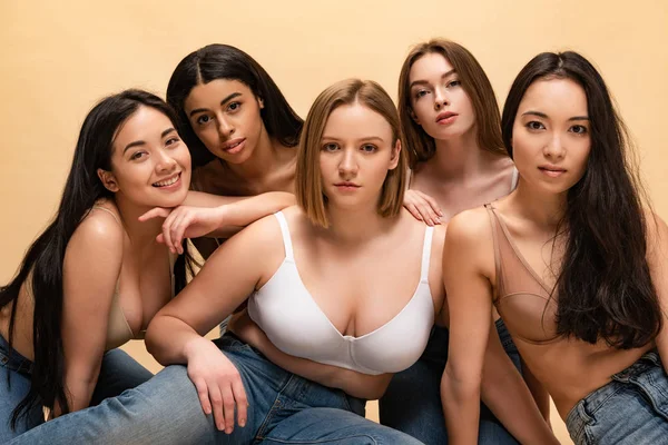 Pięć Dziewczyn Całkiem Wielokulturowym Siedząc Patrząc Kamery Białym Tle Beż — Zdjęcie stockowe