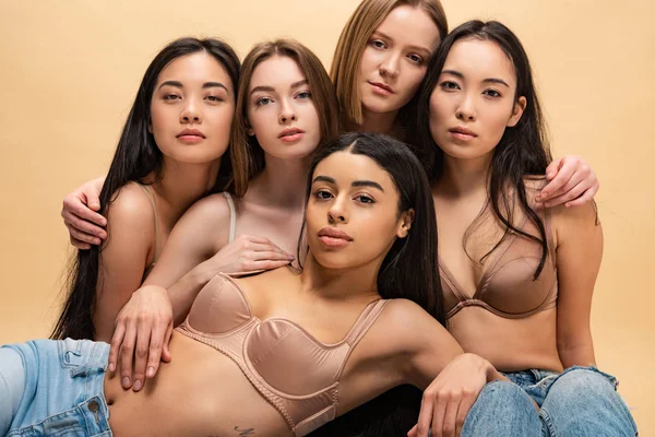 Cinq Femmes Multiculturelles Coûteuses Posant Caméra Isolée Sur Beige — Photo
