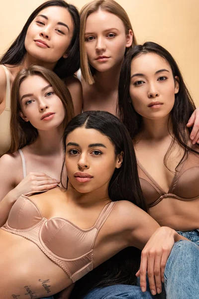 Cinco Atractivas Mujeres Multiculturales Mirando Cámara Aislada Beige — Foto de Stock