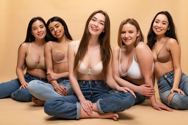 Cinco Mujeres Alegres Multiculturales Sentados Mirando Cámara Concepto Positividad Corporal — Foto de Stock