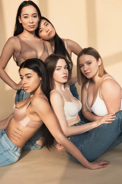 Cinco Hermosas Chicas Multiculturales Posando Cámara Luz Del Sol Concepto — Foto de Stock