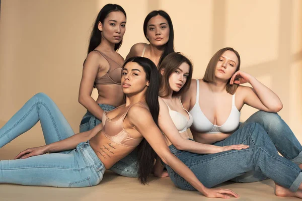 Cinq Jeunes Femmes Multiculturelles Rêveuses Assises Soleil Regardant Caméra Concept — Photo