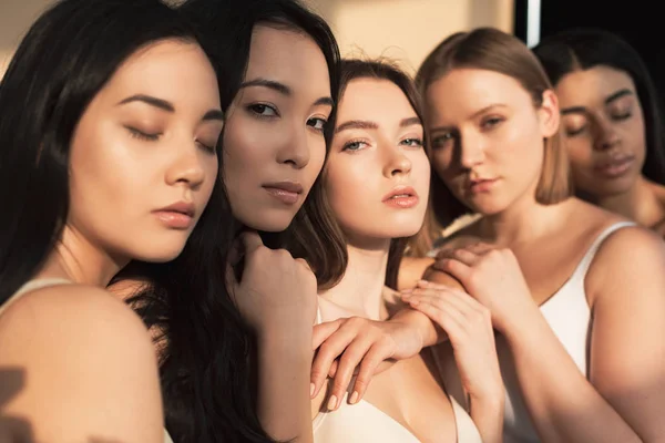 Selective Focus Five Beautiful Multicultural Women Posing Camera Sunlight — Stock Photo, Image