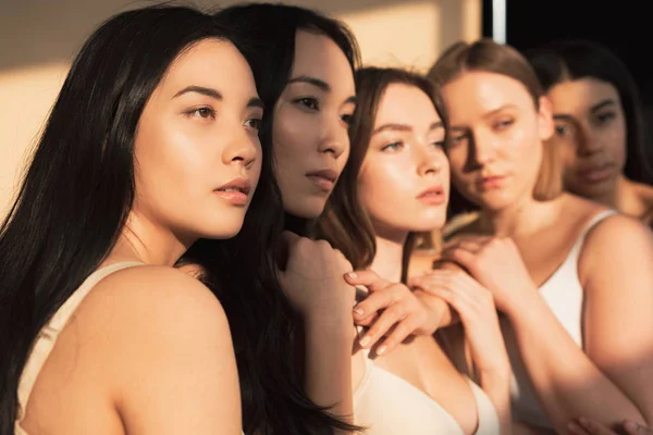 Selective Focus Five Multicultural Girls Standing Together Sunlight — Stock Photo, Image