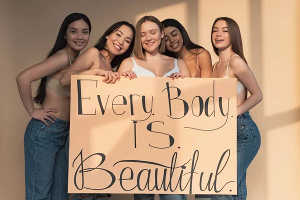 Cinco Niñas Alegres Multiculturales Con Pancarta Con Inscripción Cada Cuerpo —  Fotos de Stock