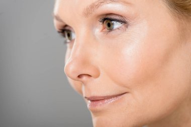 seçici odak uzağa gri izole seyir çekici ve Olgun kadın 