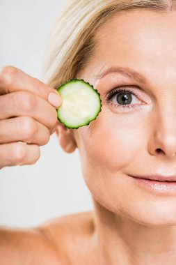 Kısmi tutan güzel ve Olgun kadın görünümünü salatalık gri izole kesmek