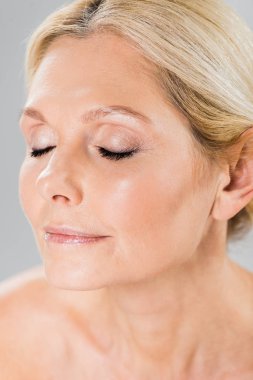 seçici odak olan gri izole kapalı gözler güzel ve Olgun kadın