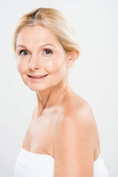 Atraente Sorridente Mulher Madura Olhando Para Câmera Isolada Cinza — Fotografia de Stock