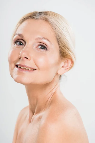 Hermosa Feliz Mujer Madura Mirando Cámara Aislada Gris — Foto de Stock