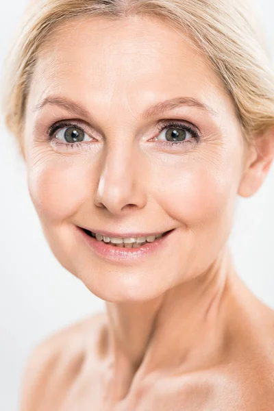 Hermosa Sonriente Mujer Madura Mirando Cámara Aislada Gris — Foto de Stock