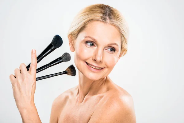 Hermosa Sonriente Mujer Madura Mirando Hacia Otro Lado Celebración Cepillos — Foto de Stock