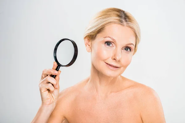 Bela Loira Mulher Madura Segurando Loupe Olhando Para Câmera Fundo — Fotografia de Stock