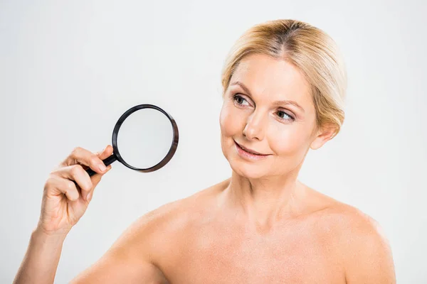 Bela Loira Mulher Madura Segurando Loupe Olhando Para Longe Fundo — Fotografia de Stock