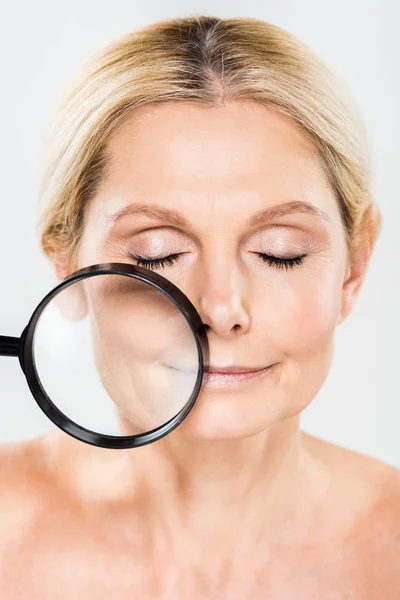 Bela Loira Mulher Madura Com Olhos Fechados Segurando Loupe Isolado — Fotografia de Stock