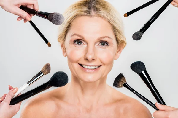 Mooi Lachende Vrouw Kijken Camera Make Artiesten Holding Cosmetische Penselen — Stockfoto