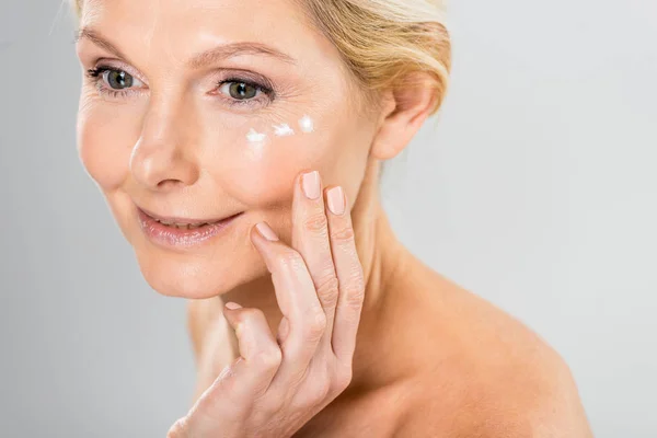 Mujer Hermosa Madura Mirando Hacia Otro Lado Con Crema Cosmética —  Fotos de Stock