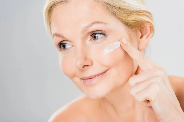 Mooi Volwassen Vrouw Weg Zoeken Het Toepassen Van Cosmetische Crème — Stockfoto